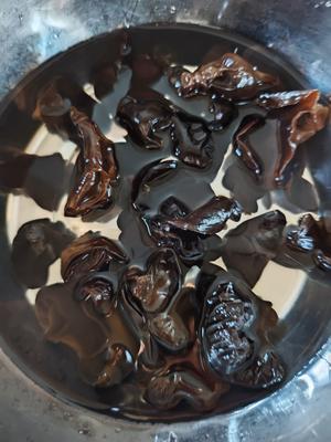 100道家常菜之白菜炒木耳的做法 步骤3