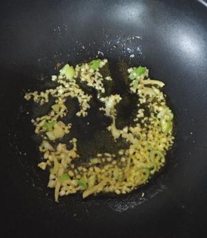 100道家常菜之白菜炒木耳的做法 步骤4