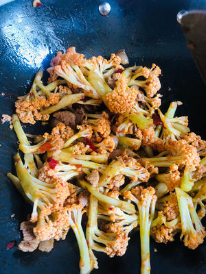 家常菜：干锅花菜的做法 步骤2