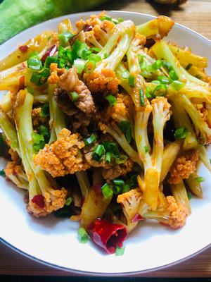 家常菜：干锅花菜的做法 步骤3