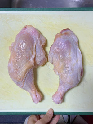 鸡丁炒洋葱，超级简单下饭的家常菜，2个大鸡腿不够吃，大人孩子都爱吃每次都光盘！的做法 步骤1