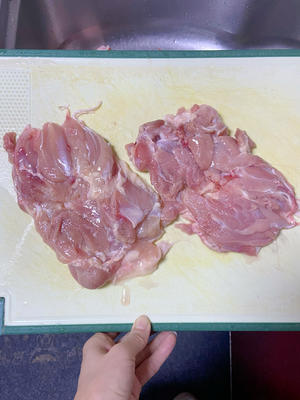 鸡丁炒洋葱，超级简单下饭的家常菜，2个大鸡腿不够吃，大人孩子都爱吃每次都光盘！的做法 步骤2