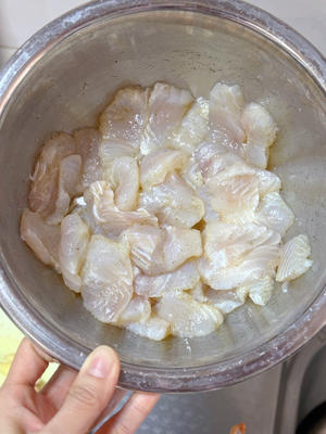 番茄巴沙鱼片，酸甜开胃年夜饭家常菜，简单快手10分钟上桌，鲜香浓郁汤不剩！的做法 步骤2
