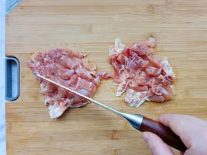 码住这个葱盐酱配方，配啥肉都好吃！葱盐酱鸡腿排｜外酥里嫩、葱香浓郁的做法 步骤1