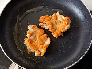 码住这个葱盐酱配方，配啥肉都好吃！葱盐酱鸡腿排｜外酥里嫩、葱香浓郁的做法 步骤8