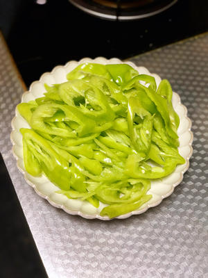 无敌下饭的家常菜，糖醋辣椒！一道菜三种口味的碰撞！酸、甜、辣，拌米饭没人能抗拒的做法 步骤1