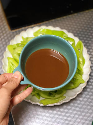 无敌下饭的家常菜，糖醋辣椒！一道菜三种口味的碰撞！酸、甜、辣，拌米饭没人能抗拒的做法 步骤2