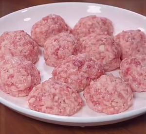 秋天最合适吃莲藕——莲藕蒸肉丸的做法 步骤3