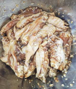 100道家常菜之蒜香鸡翅的做法 步骤3