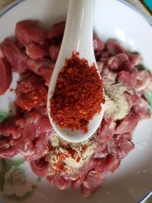 吃不到膻味的比烧烤更好吃的孜然羊肉🐏的做法 步骤3