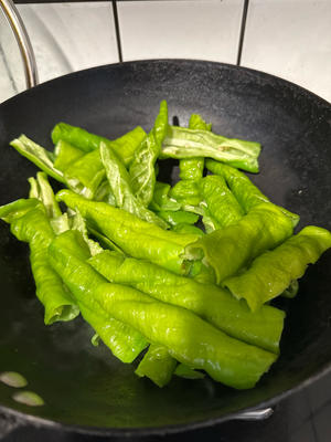 我妈做的超级下饭糖醋虎皮辣椒的做法 步骤1