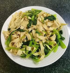 快手家常菜丨千张炒鸡毛菜的做法 步骤7
