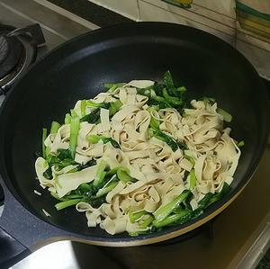 快手家常菜丨千张炒鸡毛菜的做法 步骤6