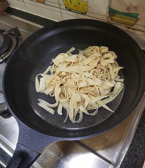 快手家常菜丨千张炒鸡毛菜的做法 步骤3