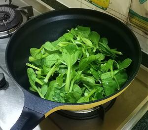 快手家常菜丨千张炒鸡毛菜的做法 步骤5