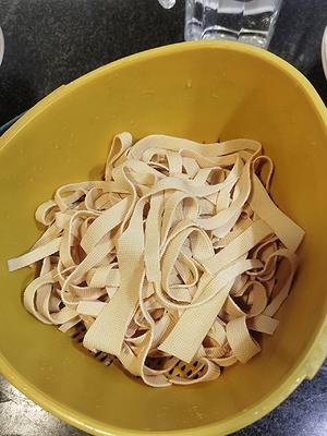 快手家常菜丨千张炒鸡毛菜的做法 步骤2
