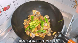 普宁豆炒炒花甲｜快手菜的做法 步骤8