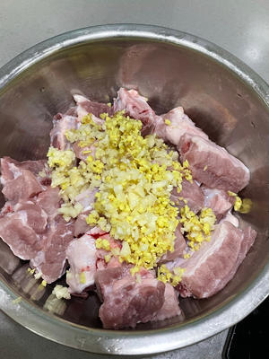 零失败快手菜：蒜香蒸排骨的做法 步骤1