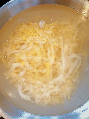 酸菜五花肉汤（快手5分钟）的做法 步骤1
