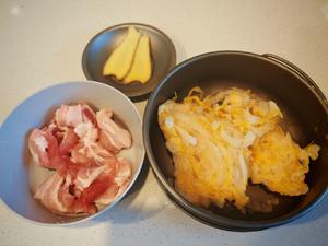 酸菜五花肉汤（快手5分钟）的做法 步骤2
