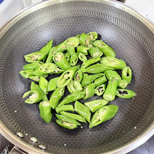 新手小白～厨房快手菜之辣椒炒肉🌶️的做法 步骤3