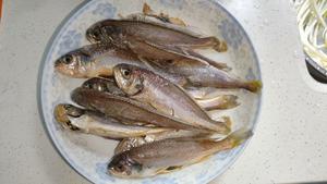 干炸黄花鱼：酥脆鲜香，家的味道的做法 步骤1