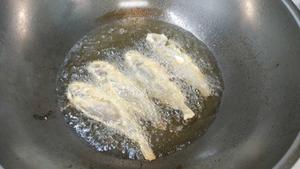 干炸黄花鱼：酥脆鲜香，家的味道的做法 步骤4