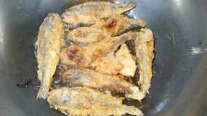 干炸黄花鱼：酥脆鲜香，家的味道的做法 步骤5
