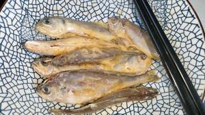 干炸黄花鱼：酥脆鲜香，家的味道的做法 步骤3
