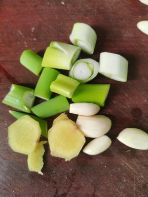 五香熏鲅鱼
就是那个味，年夜饭冷菜必不可少，下酒菜必备！的做法 步骤7