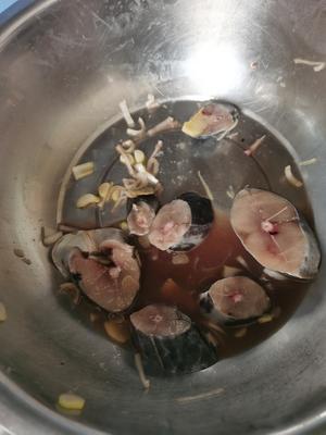 五香熏鲅鱼
就是那个味，年夜饭冷菜必不可少，下酒菜必备！的做法 步骤2
