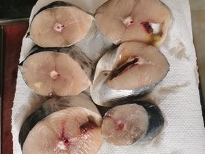 五香熏鲅鱼
就是那个味，年夜饭冷菜必不可少，下酒菜必备！的做法 步骤1