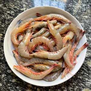 ㊙️原汁原味，盐水活皮虾的做法 步骤1