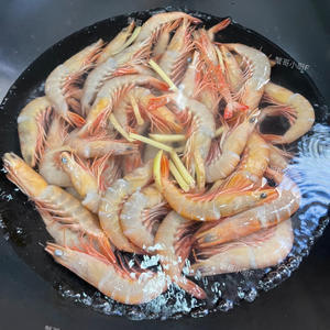 ㊙️原汁原味，盐水活皮虾的做法 步骤4