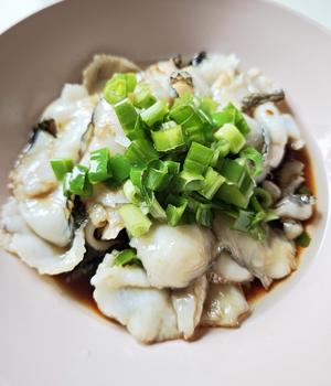 100道家常菜之油淋黑鱼片的做法 步骤3