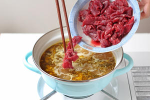 10分钟封神菜！金汤酸菜粉丝牛肉，酸辣暴击 汤底舔盘的做法 步骤9