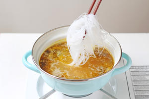 10分钟封神菜！金汤酸菜粉丝牛肉，酸辣暴击 汤底舔盘的做法 步骤8
