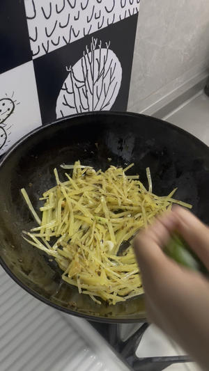 快手菜&芽菜土豆丝的做法 步骤5