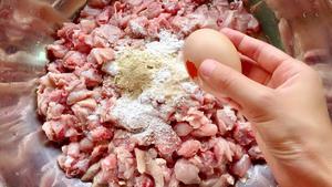 【创意小厨娘】家庭版鲜锅兔——兔肉嫩滑，麻辣爽口，这是一道下饭下酒的硬菜。的做法 步骤2