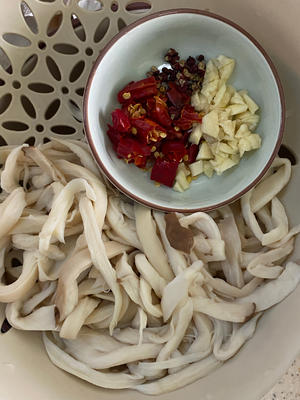 10分钟快手菜-干煸杏鲍菇❗劲道入味越嚼越香的做法 步骤1