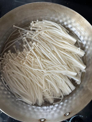 凉拌菠菜金针菇的做法 步骤1