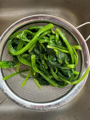 凉拌菠菜金针菇的做法 步骤4