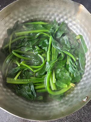 凉拌菠菜金针菇的做法 步骤3