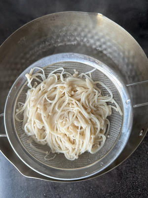 凉拌菠菜金针菇的做法 步骤2
