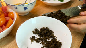 酸汤牛肉粉｜天然酸香：百香果番茄+老坛酸菜的做法 步骤4