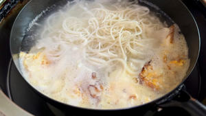 酸汤牛肉粉｜天然酸香：百香果番茄+老坛酸菜的做法 步骤15
