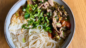 酸汤牛肉粉｜天然酸香：百香果番茄+老坛酸菜的做法 步骤17