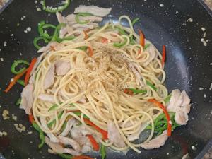 爆赞！黑椒猪柳意面🍝的做法 步骤6