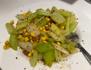 创意菜：早春拾（拌芹菜、玉米粒、花生米）-夏日清新凉菜的做法 步骤5