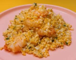 不用油炸，更健康的快手创意菜，金沙虾球的做法 步骤8